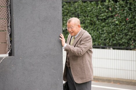 映画「内村さまぁ～ず THE MOVIE エンジェル」より。うっすらとほほえみを浮かべる笑福亭鶴瓶。(c)2015「内村さまぁ～ず THE MOVIE エンジェル」製作委員会