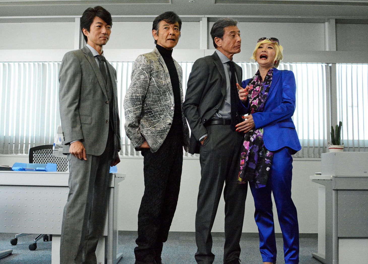 左から仲村トオル、柴田恭兵、舘ひろし、爆笑する浅野温子。