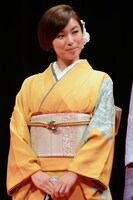 マシンガントークを繰り広げる大泉を見つめる、内山理名。