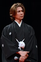 武田真治は、大泉洋と川柳で対決するシーンが見どころだと話す。