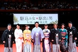 「駆込み女と駆出し男」のプレミア試写会にて、左から橋本じゅん、神野三鈴、内山理名、大泉洋、戸田恵梨香、武田真治、陽月華、監督の原田眞人。