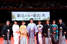 「駆込み女と駆出し男」のプレミア試写会にて、左から橋本じゅん、神野三鈴、内山理名、大泉洋、戸田恵梨香、武田真治、陽月華、監督の原田眞人。