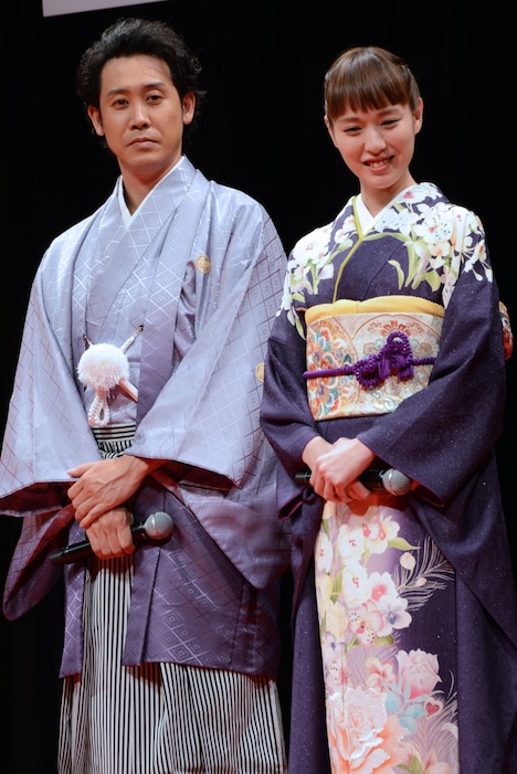 大泉と戸田は、着物を紫色であわせた。