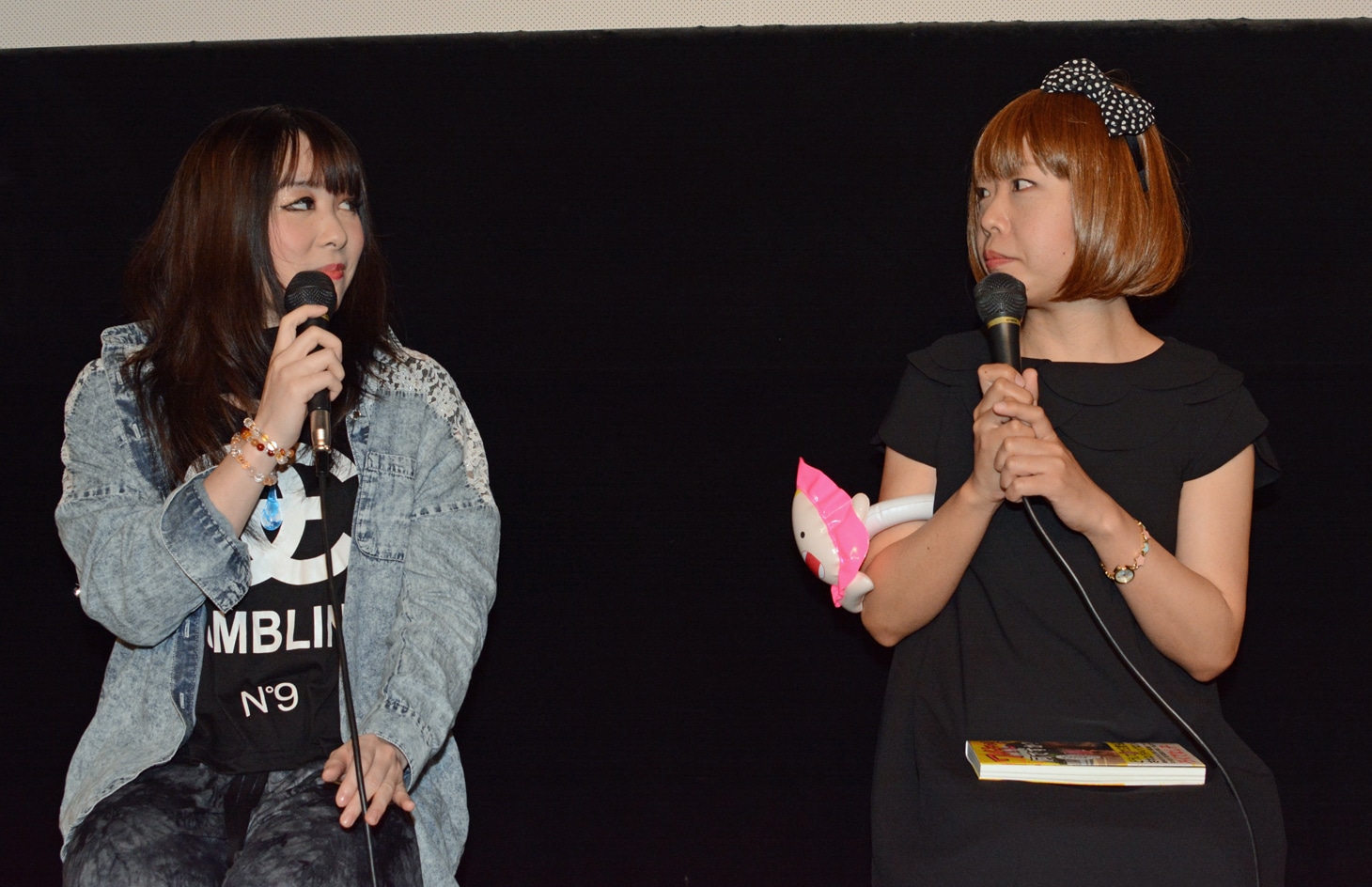 左から安川惡斗、ろくでなし子。