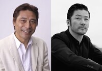「母と暮せば」キャスト。左から加藤健一、浅野忠信。(c)2015「母と暮せば」製作委員会