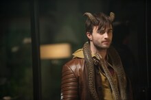 「ホーンズ 容疑者と告白の角」より、角と蛇でキメるダニエル・ラドクリフ。(c)2014 The Horns Project, Inc. All Rights Reserved.