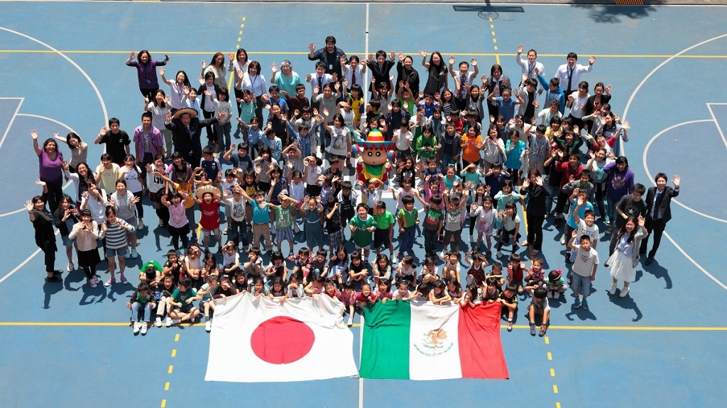 日本メキシコ学院の生徒との集合写真。(c)臼井儀人 / 双葉社・シンエイ・テレビ朝日・ADK 2015