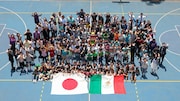 日本メキシコ学院の生徒との集合写真。(c)臼井儀人 / 双葉社・シンエイ・テレビ朝日・ADK 2015