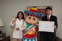 在メキシコ日本国大使館での任命式にて。(c)臼井儀人 / 双葉社・シンエイ・テレビ朝日・ADK 2015