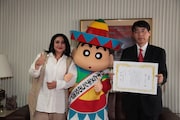 在メキシコ日本国大使館での任命式にて。(c)臼井儀人 / 双葉社・シンエイ・テレビ朝日・ADK 2015
