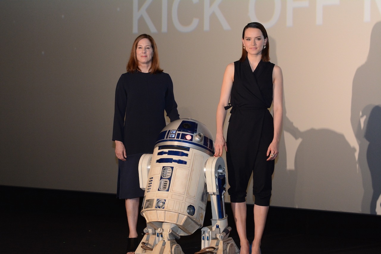 「『スター・ウォーズ／フォースの覚醒』 KICK OFF MEETING」にて、左からキャスリーン・ケネディ、デイジー・リドリー。