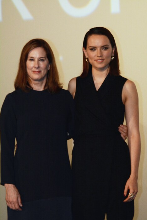 左からキャスリーン・ケネディ、デイジー・リドリー。