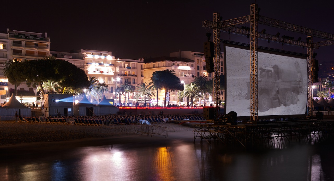 カンヌビーチに設置された大型スクリーン。(c)Festival de Cannes - Tous droits réservés