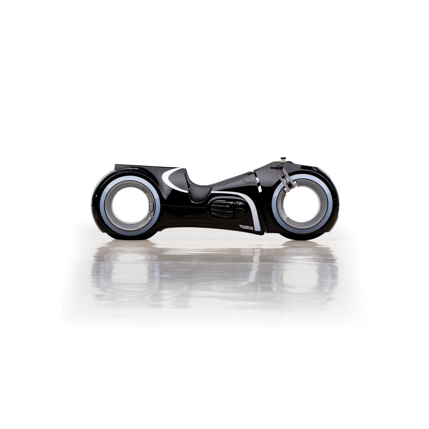 「トロン：レガシー」ライトサイクルのレプリカ。Darin Schnabel (c) 2014 Courtesy RM Sotheby's.