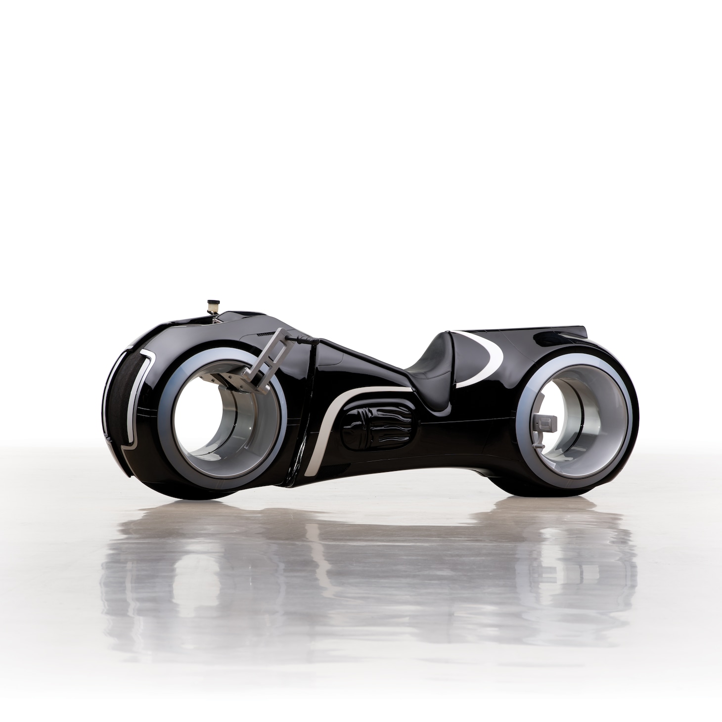 「トロン：レガシー」ライトサイクルのレプリカ。Darin Schnabel (c) 2014 Courtesy RM Sotheby's.