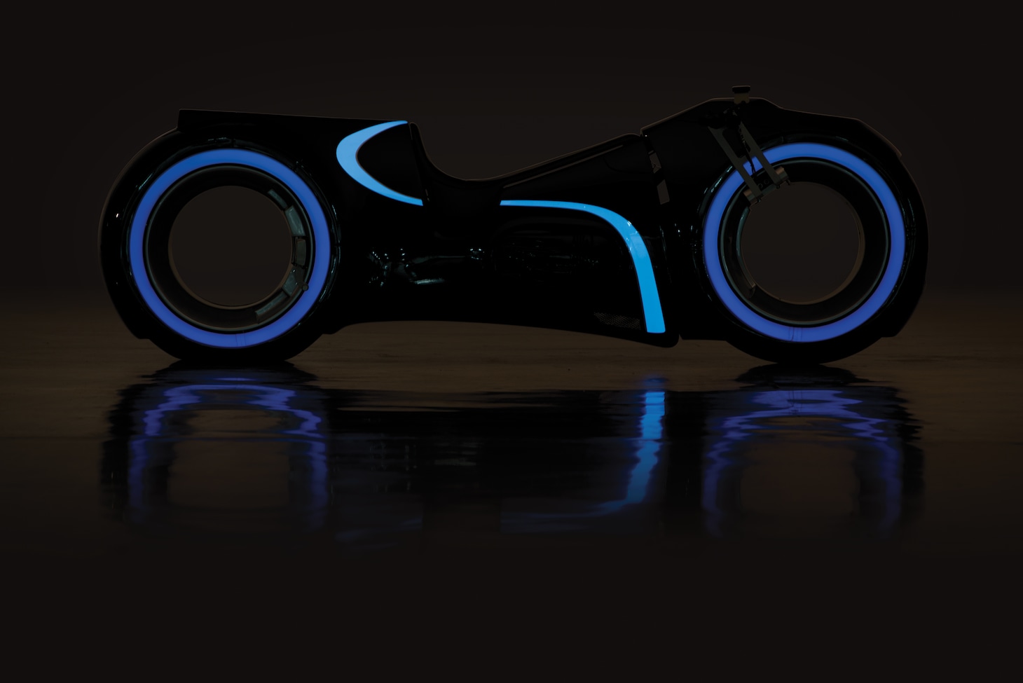 「トロン：レガシー」ライトサイクルのレプリカ。Darin Schnabel (c) 2014 Courtesy RM Sotheby's.