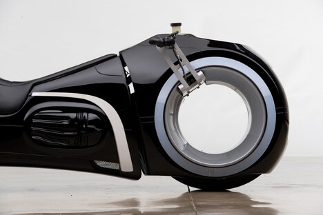 「トロン：レガシー」ライトサイクルのレプリカ。Darin Schnabel (c) 2014 Courtesy RM Sotheby's.