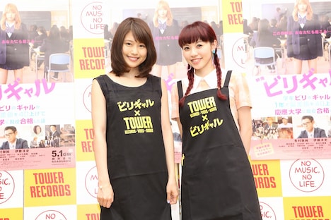 タワーレコード渋谷店にてトークショーに出演。左から有村架純、現役タワーレコード店員で歌手のSaku。