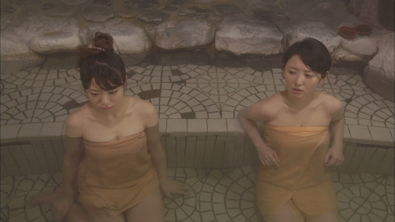 「敏感探偵ジャスミン～熱海小説家殺人事件～」のワンシーン。左から中村静香、おのののか。 (c)ABC