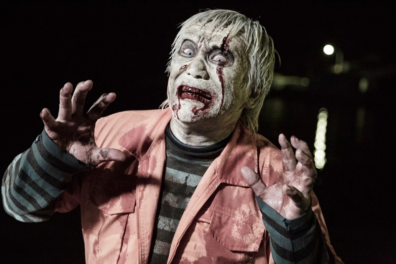 玉置浩二、愛する“戦友”哀川翔の芸能生活30周年を祝してゾンビ化