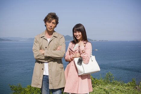「探偵ミタライの事件簿 星籠の海」より、左から玉木宏、広瀬アリス。