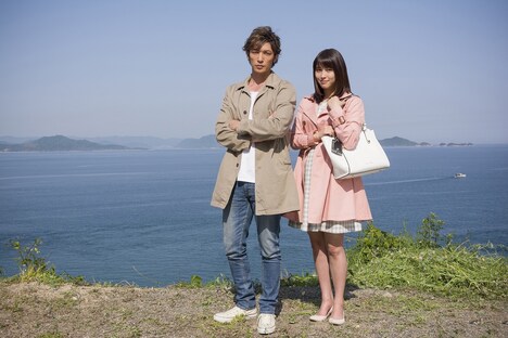 左から玉木宏、広瀬アリス。(c)映画「星籠の海」製作委員会