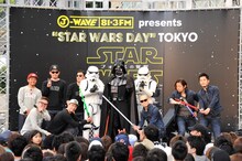 ダース・ベイダー、ストームトルーパーと記念撮影をする、RIP SLYMEとRHYMESTER。(c)2015 Lucasfilm Ltd. & TM. All Rights Reserved