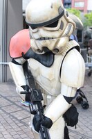 ストームトルーパーのコスチュームで参加したファン。