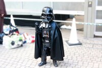 ダース・ベイダーのコスチュームに身を包む、幼いファン。