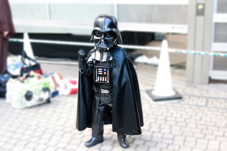 ダース・ベイダーのコスチュームに身を包む、幼いファン。