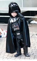 ダース・ベイダーのコスチュームに身を包む、幼いファン。