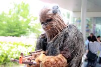 チューバッカのコスチュームで注目を集めたファン。