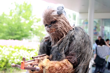 チューバッカのコスチュームで注目を集めたファン。