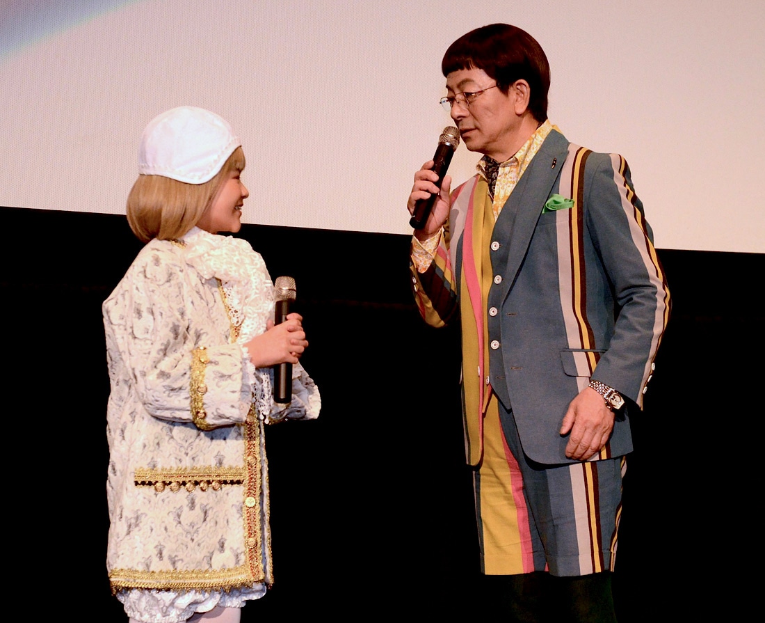 イベントの様子。左から山田瑛瑠、水谷豊。
