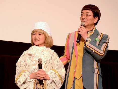 イベントの様子。左から山田瑛瑠、水谷豊。