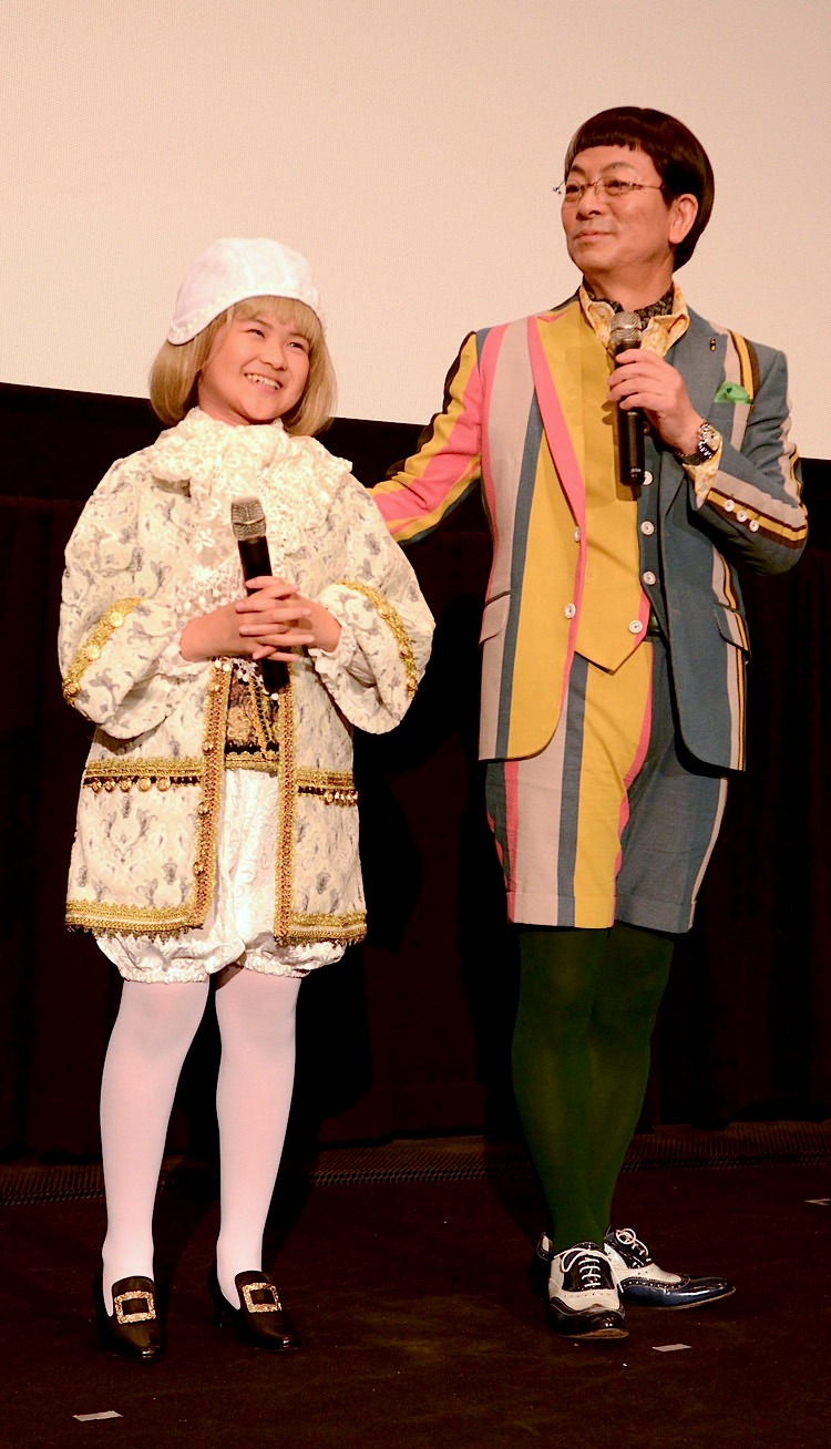 イベントの様子。左から山田瑛瑠、水谷豊。
