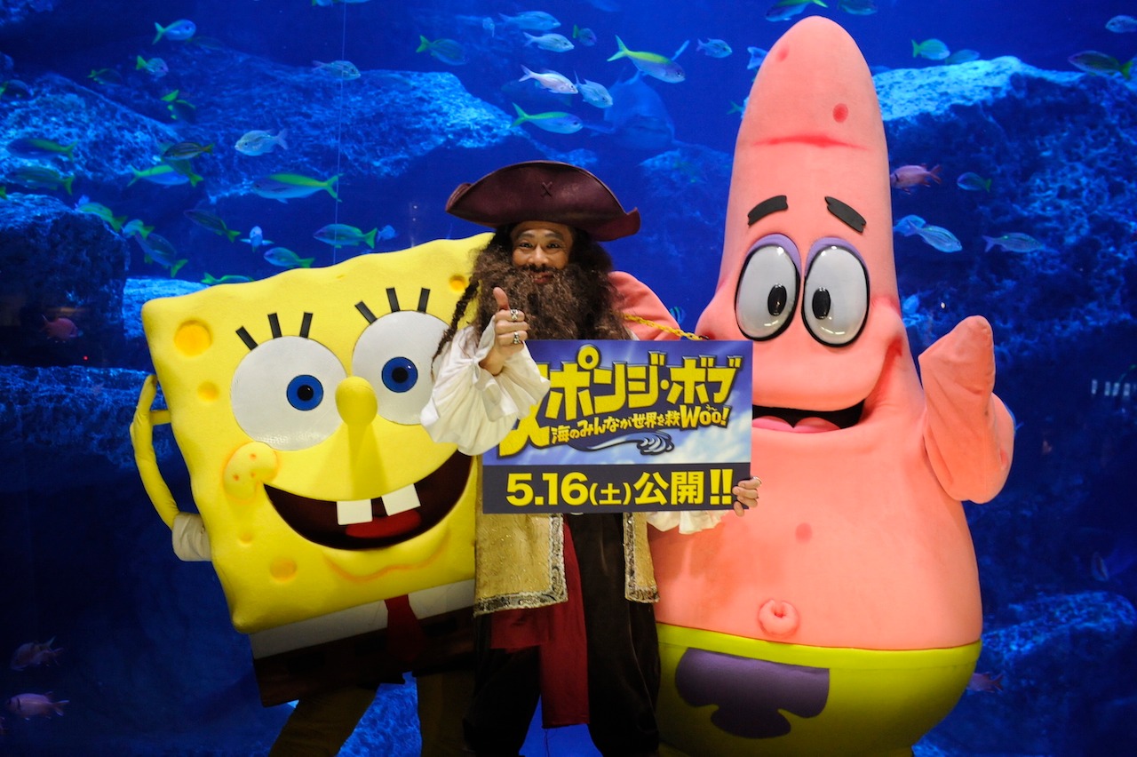 左からスポンジ・ボブ、柳沢慎吾、パトリック。