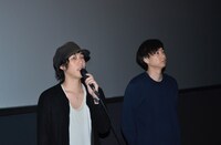 舞台挨拶の様子。左から野田洋次郎、松永大司。(c)2015「トイレのピエタ」製作委員会