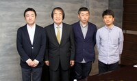 左から小川洋一、島村達雄、河村友宏、小森啓裕。