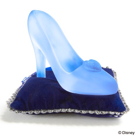 劇中の象徴的なアイテムを型どった「ガラスの靴風マルチスタンド」。