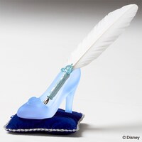 「ガラスの靴風マルチスタンド」と「プリンセス羽根ペン」。