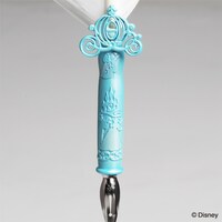 登場人物のシルエットが施された「プリンセス羽根ペン」の軸。