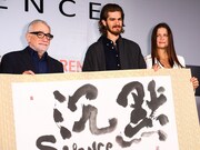 左からマーティン・スコセッシ、アンドリュー・ガーフィールド、エマ・ティリンガー・コスコフ。（画像提供：CHINAFOTOPRESS / MAXPPP / ゼータ イメージ）