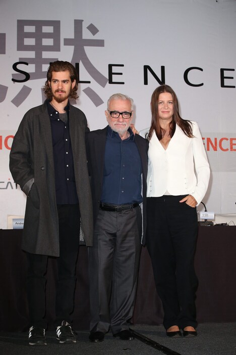 左からアンドリュー・ガーフィールド、マーティン・スコセッシ、エマ・ティリンガー・コスコフ。（画像提供：CHINAFOTOPRESS / MAXPPP / ゼータ イメージ）