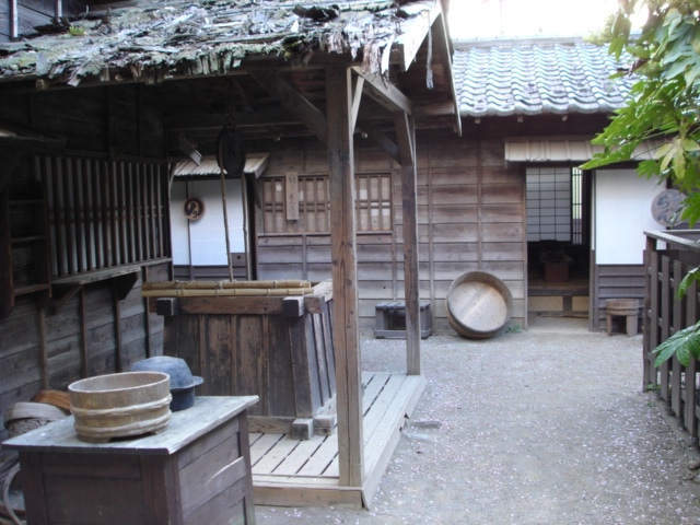 江戸時代の長屋を復元した施設内の様子。