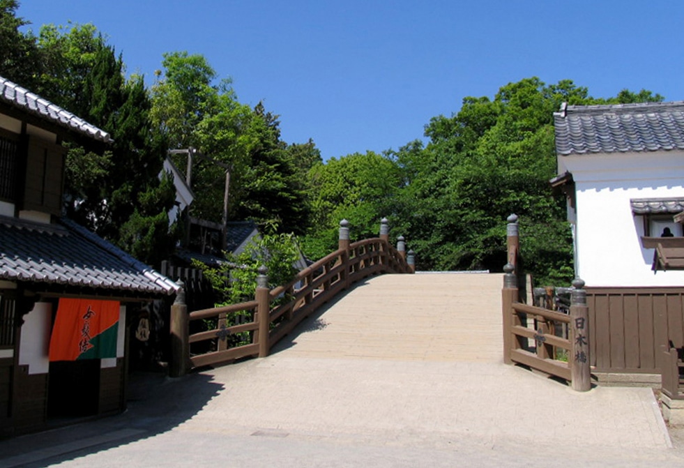 施設内にかかる日本橋。