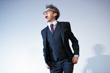 ニホンカモシカのモノマネを披露する浅野和之。