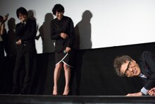 ニホンカモシカのモノマネを終え、倒れ込んだ浅野和之。