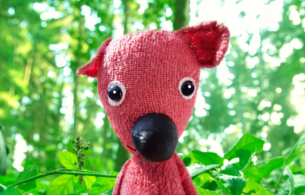 ピンク色のへなちょこテディべアが大冒険、チェコ発パペットアニメ「クーキー」