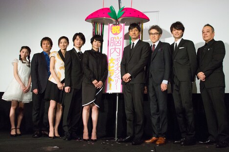 左から桜田ひより、成河、吉田羊、神木隆之介、真木よう子、西島秀俊、浅野和之、古川雄輝、佐藤祐市。